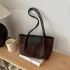Elegante bolsa de mano de gran capacidad estilo francés para principios de otoño 2026, bolso de hombro de nicho, alta costura, elegante, bolsa ligera para el hombro