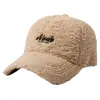 Boné de Baseball Quente de Lã de Cordeiro Novo Outono e Inverno Feminino, Versátil Estilo Coreano com Design de Letra Bordada, Boné Moderno para Afinar o Rosto