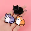 Broche de Gatito de Dibujos Animados Sosteniendo un Pez, Insignia Metálica de Animalito Lindo, Accesorio Decorativo Creativo para Bolsas y Ropa