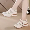 Sandálias Respiráveis Populares de Malha com Salto Anabela para Mulheres 2026 Verão Novo Estilo Sandálias Romanas de Bico Fechado Sapatos Brancos Confortáveis com Solado Macio