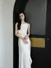 Vestido de Satén de Acetato Importado de Gama Alta con Hombros Descubiertos para Mujer con Abertura que Ceñe la Cintura, Lujo Ligero, Vestido Largo de Gama Alta que Cubre las Caderas
