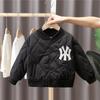 1039 Jaqueta de Final de Outono para Meninos 2026 Nova Estilosa Bebê Acolchoada Espessa Jaqueta de Baseball Tendência Leve Roupa Infantil