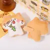 Nuevo colgante de gatito de peluche, gatito de dibujos animados lindo de tres flores, accesorios para zapatos y calcetines, lindo charm para bolso
