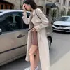 Trench coat branco de comprimento médio para mulheres, novo estilo primavera/outono 2026, caimento petite, estilo coreano, de abotoamento duplo, com caimento fluido