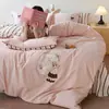 Juego de ropa de cama de cuatro piezas de algodón cepillado tipo caricatura con bordado de toalla, adecuado para dormitorios, juego de tres piezas para estudiantes, no cálido, ropa de cama engrosada