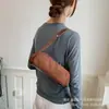 Bolso pequeño cuadrado de gamuza color Maillard para mujer, nuevo modelo 2026, diseño de nicho de alta gama, bolso de hombro y para llevar debajo del brazo para el día a día