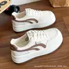 Tenis blancos para mujer, tenis casuales de nicho, transpirables, ligeros y cómodos, moda versátil de otoño 2026, zapatos de mujer con suela gruesa