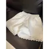 Shorts Casuais com Barra de Renda Branca para Mulheres, Novo Estilo Verão 2025, Adequado para Uso ao Ar Livre e em Casa, Shorts Esportivos de Cintura Alta com Barra Larga, Hot Pants