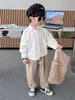 Conjunto de Tres Piezas con Chaleco para Niños de Primavera y Otoño, Atuendo Moderno y Genial Estilo Coreano para Niños, Ropa Infantil de Comercio Exterior a la Moda Callejera