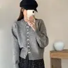 Cardigã de Malha Feminino, Novo Outono/Inverno 2026, Estilo Coreano e Japonês, Estilo Casual Versátil Gentil, Casaco Suéter com Botão de Pérola para Mulheres