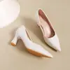 Zapatos de mujer estilo francés de cuero suave, suela blanda, tacón grueso versátil, nuevo modelo verano 2026, punta fina, corte bajo, elegantes zapatos de tacón alto