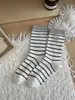 Calcetines holgados a rayas estilo coreano para mujer, otoño e invierno, calcetines versátiles de media pantorrilla, calcetines de algodón sin costuras, calcetines en tonos grises con accesorios de botón