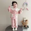 Pijama infantil de fleece coral, coleção outono e inverno, com estampa floral estilo princesa, e um conjunto de loungewear infantil de flanela para o inverno