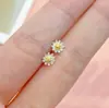 Pendientes Pequeños de Flor de Margarita de Plata de Ley S925 para Mujer Estilo K Dulce Fresco Simple Exquisitos Pendientes Pequeños de Rosca