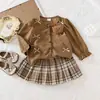 Cardigan Waffle 3D Ursinho Laço para Menina + Saia Plissada Xadrez Café Conjunto Doce Retrô