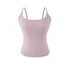 Puramente sedutor e doce, este conjunto de cardigã rosa e regata é um look de duas peças para mulheres, perfeito para o início do outono, mostrando um visual estiloso e que valoriza a silhueta.