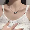 Collar de cadena pequeña con mariposa de diamantes de imitación y degradado láser explosivo para mujer, elegante y moderno, combinable con todo.