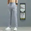 Directamente de fábrica, estos pantalones casuales para hombre están diseñados para la exportación, presentando un diseño holgado de corte recto, ligeros, de secado rápido y sin arrugas para los deportes de verano