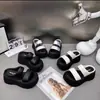 Novas Chinelas Femininas de Solado Grosso para Verão 2026 para Uso Externo, Sandálias Slide Fashionáveis e Versáteis com Solado Plataforma, Sandálias Casuais que Aumentam a Altura