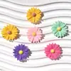 Acessórios coloridos de margarida pequena em resina para projetos DIY, incluindo cola creme, capas de celular, ímãs de geladeira, enfeites para tamancos e acessórios de cabelo