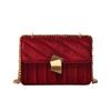 Bolso pequeño cuadrado cruzado para mujer, combinable con todo, estilo retro de terciopelo, con cadena de metal y cierre.
