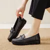 Sapatos de mãe sola macia confortáveis não cansam os pés sapatos de couro macio para mulheres de meia-idade e idosos sapatos simples sola plana antiderrapante casuais sapatos pretos de trabalho