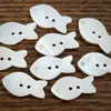 Botones grandes, exquisitos y naturales de concha en forma de pececitos, perfectos para ropa infantil, cárdigans de punto y manualidades infantiles hechas a mano.