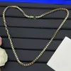 Colar de Letras de Luxo Leve Novo Estilo Cruzado Europeu e Americano Réplica com Logo e Diamantes para Mulheres, Sensação de Alto Padrão, Fotos Reais, Colar para Atacado
