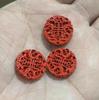 Cuentas de arena roja de cinabrio crudo al por mayor Xiangyun Palabra Fu Nube trasera de chismes cuentas accesorios para joyería diy al por mayor
