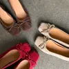 Sapatos Femininos Pequenos Vermelhos de Pele de Cordeiro com Laço Boca Rasa Sapatos de Uma Sola Outono Novo Estilo Couro Genuíno por Dentro e por Fora Salto Escondido Sola Plana Boca Rasa Sapatos de Uma Sola