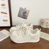 Zapatillas blancas muy estilosas para mujer para combinar con faldas, nuevo diseño chic de nicho para el otoño de 2026, zapatillas deportivas casuales para estudiantes