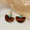 Novos Brincos Dourados Retrô 2026 para Mulheres, Estilo Popular de Hong Kong, Brincos de Alto Padrão e Elegantes, Brincos de Metal com Design de Nicho