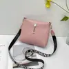 Bolsa quadrada de palha com padrão de crocodilo, estilo férias de verão 2026, com pingente fofo, bolsa de ombro tipo balde, bolsa feminina para o trabalho