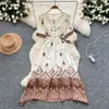 Vestido Estilo Resort Boêmio para Mulheres Verão 2025 Retrô Literário Cintura Decote V Manga Curta Estampado Saia Longa