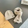 Conjunto de Chapéu e Cachecol Estilo Coreano para Crianças 2 Peças Outono e Inverno Meninos e Meninas Letras Bordadas Conjunto Versátil Chapéu de Lã para Bebê