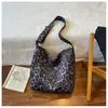 Atacado transfronteiriço de bolsas tote grandes da moda com estampa de leopardo, novo estilo retrô, alta capacidade, versátil para o dia a dia e bolsas de ombro da moda para mulheres