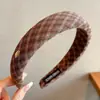 Faixa de cabelo da moda e estilosa na cor café para mulheres, faixa de cabelo versátil de alta qualidade, faixa de cabelo antiderrapante para lavar o rosto, acessório de cabelo estilo coreano