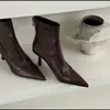 Botines Cortos de Tacón Fino y Punta Fina para Mujer 2025 Otoño e Invierno Nuevo Estilo Botines Cortos de Tacón Alto de Piel Suave Arrugada con Cremallera Trasera Botines Estilo Francés Ajustados para Mujer