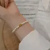 Pulsera de Perlas Atrae-Fortuna para Mujer con Colgante de Candado de la Suerte, Diseño de Nicho, Sensación de Alta Gama, Joyería de Pulsera Versátil