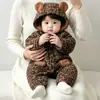 Macacão estilo coreano com estampa de leopardo para meninos, espessado com lã de cordeiro para outono e inverno, adequado para uso ao ar livre, macacão quentinho com capuz para bebês e crianças pequenas
