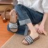 Sandálias de Tira Única para Mulheres 2025 Novo Verão Moda Exterior Celebridade da Internet Francês Simples Solado Rasteiro Férias Praia Sapatos Femininos