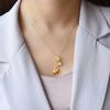 Collar de clavícula de arena de oro y jade blanco de oso con globo en la mano, encantador colgante de estilo antiguo, lindo y sencillo para mujer