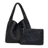 En stock 2024 Nueva Bolsa de Gran Capacidad Moda Femenina Tendencia Axila Hombro Bolso Tejido a Mano para Mujer Texto Suave