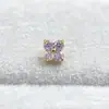 Pendientes de aleación de titanio ASTMF-13 flor de cuatro pétalos de circonita ultra brillante dorados Perforación de labio de circonita con rosca interna de titanio G23