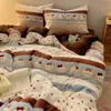 Conjunto de quatro peças fresco e aconchegante de inverno com veludo de leite espesso, capa de edredom quente de fleece de coral de inverno, lençol e fronha, conjunto de três peças para estudantes