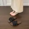 Sandalias planas súper lindas para mujer, para usar al aire libre en el nuevo estilo del verano de 2026, combinación fuera de temporada con faldas, sandalias, playa, chanclas de una tira