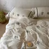 Conjunto de cama de quatro peças bordado em algodão-linho com trama rústica e cor natural, estilo wabi-sabi, roupa de cama simples e casual para casa de hóspedes com fronha e lençol de cama