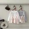 Camiseta interior de manga larga con cuello de volantes para bebé, estilo INS, para niñas, con sobreposición de lunares y falda con tirantes