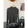 Tricô básico macio e flexível de manga longa na cor sólida para mulheres, adequado para outono e inverno, com design de gola média, ideal para usar em camadas.