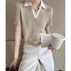 Artículos en stock venta al por mayor de fábrica Camiseta de punto de manga corta con cuello polo color caqui para mujer, casual, holgada, adelgazante, top para ir al trabajo